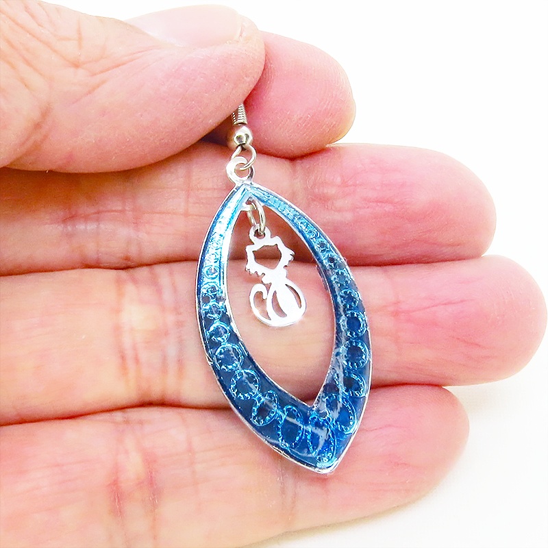 シルバーカラー 猫シルエット ティアドロップ ブルーレジンピアス サージカル可