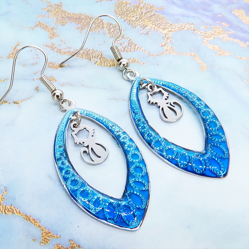 シルバーカラー 猫シルエット ティアドロップ ブルーレジンピアス サージカル可