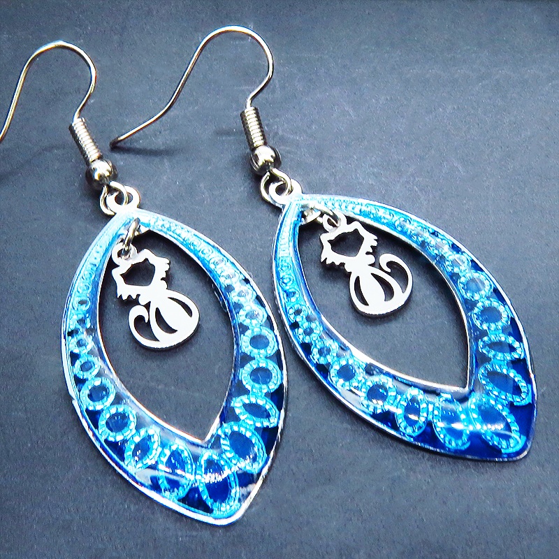 シルバーカラー 猫シルエット ティアドロップ ブルーレジンピアス サージカル可