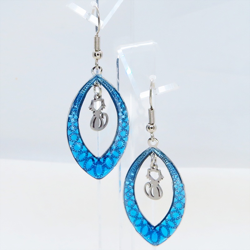 シルバーカラー 猫シルエット ティアドロップ ブルーレジンピアス サージカル可