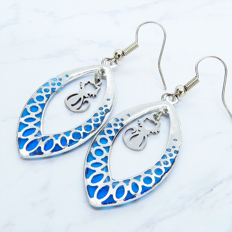 シルバーカラー 猫シルエット ティアドロップ ブルーレジンピアス サージカル可