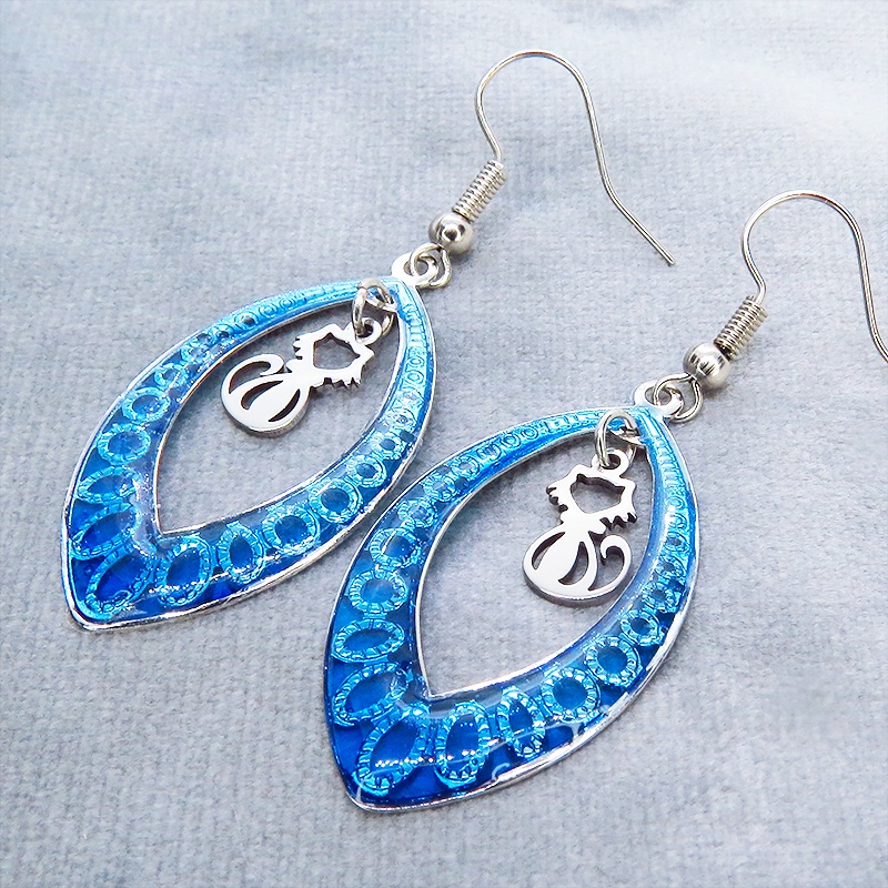 シルバーカラー 猫シルエット ティアドロップ ブルーレジンピアス サージカル可