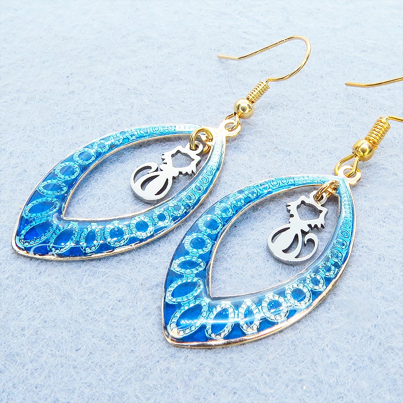 マットゴールド 猫シルエット ティアドロップ ブルーレジンピアス サージカル可