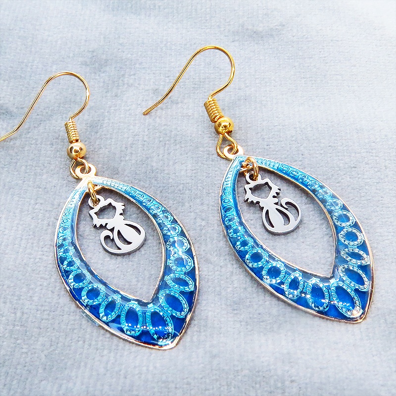 マットゴールド 猫シルエット ティアドロップ ブルーレジンピアス サージカル可