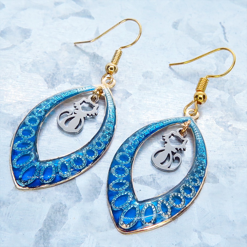 マットゴールド 猫シルエット ティアドロップ ブルーレジンピアス サージカル可