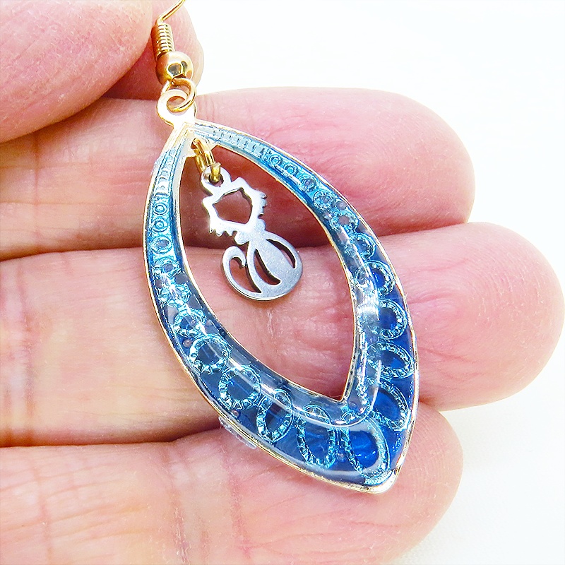 マットゴールド 猫シルエット ティアドロップ ブルーレジンピアス サージカル可