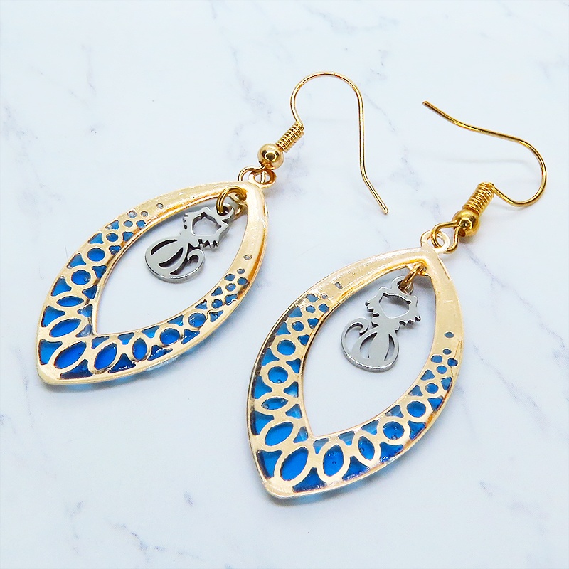 マットゴールド 猫シルエット ティアドロップ ブルーレジンピアス サージカル可