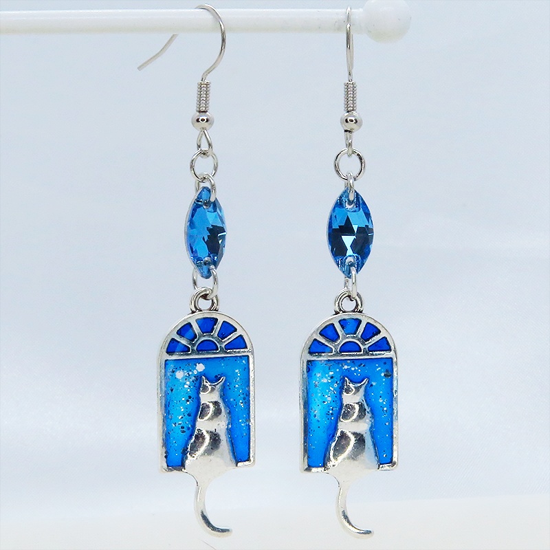アンティークシルバー 窓辺にたたずむ猫のピアス マリンブルーレジン スワロフスキー サージカル可