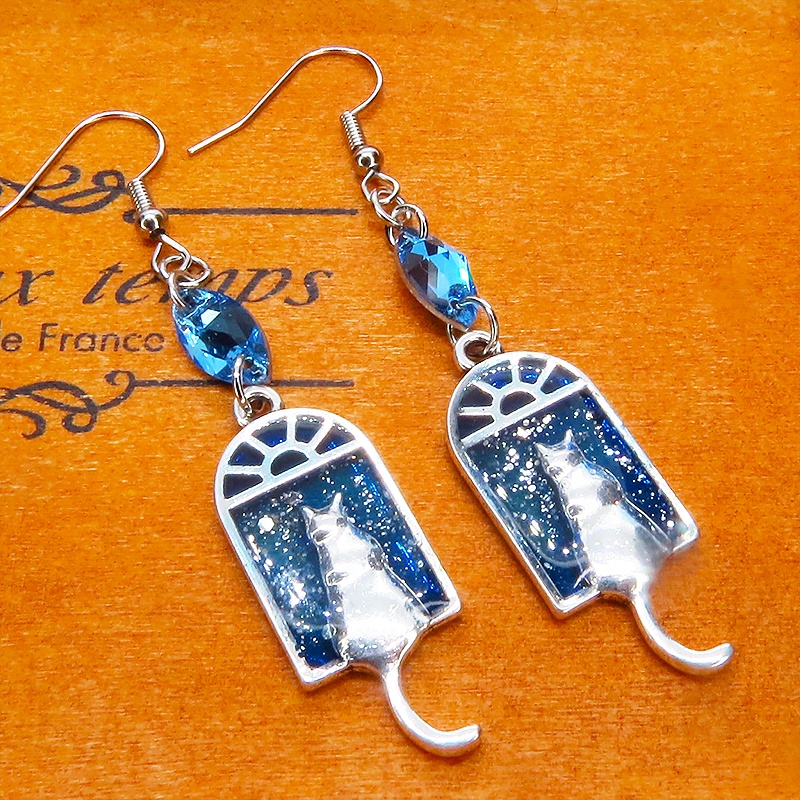 アンティークシルバー 窓辺にたたずむ猫のピアス マリンブルーレジン スワロフスキー サージカル可