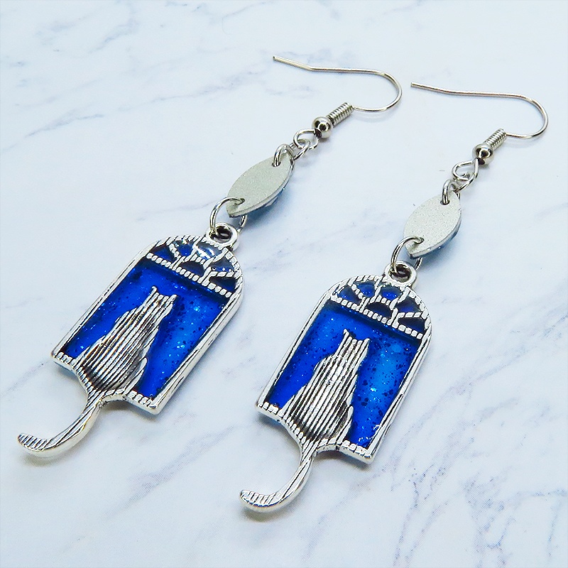 アンティークシルバー 窓辺にたたずむ猫のピアス マリンブルーレジン スワロフスキー サージカル可