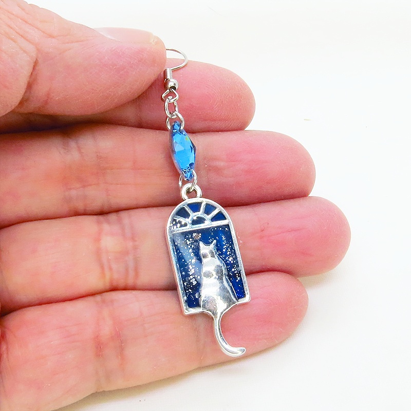 アンティークシルバー 窓辺にたたずむ猫のピアス マリンブルーレジン スワロフスキー サージカル可