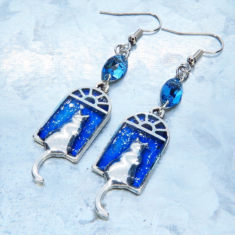 アンティークシルバー 窓辺にたたずむ猫のピアス マリンブルーレジン スワロフスキー サージカル可