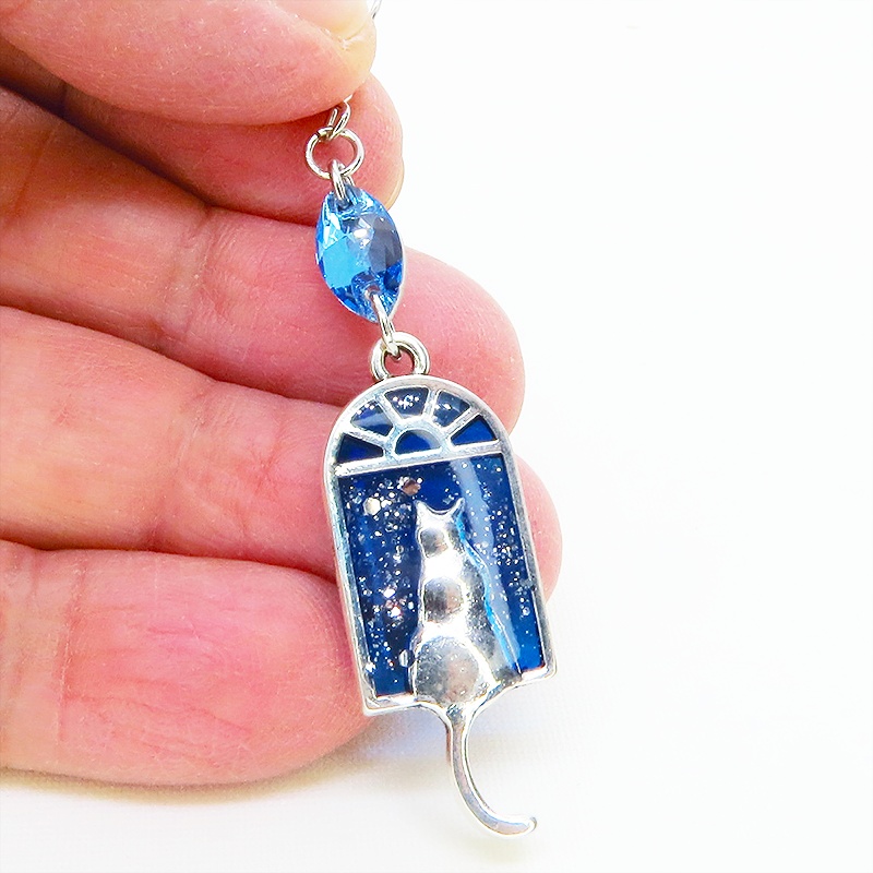 アンティークシルバー 窓辺にたたずむ猫のピアス マリンブルーレジン スワロフスキー サージカル可