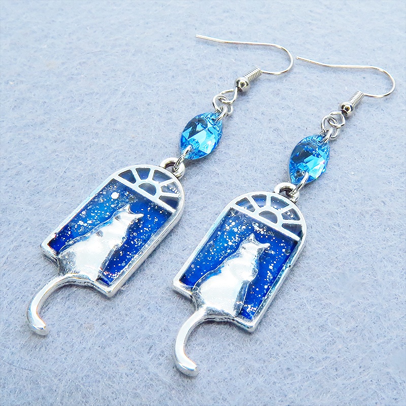 アンティークシルバー 窓辺にたたずむ猫のピアス マリンブルーレジン スワロフスキー サージカル可