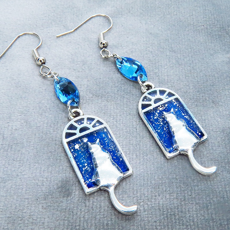 アンティークシルバー 窓辺にたたずむ猫のピアス マリンブルーレジン スワロフスキー サージカル可