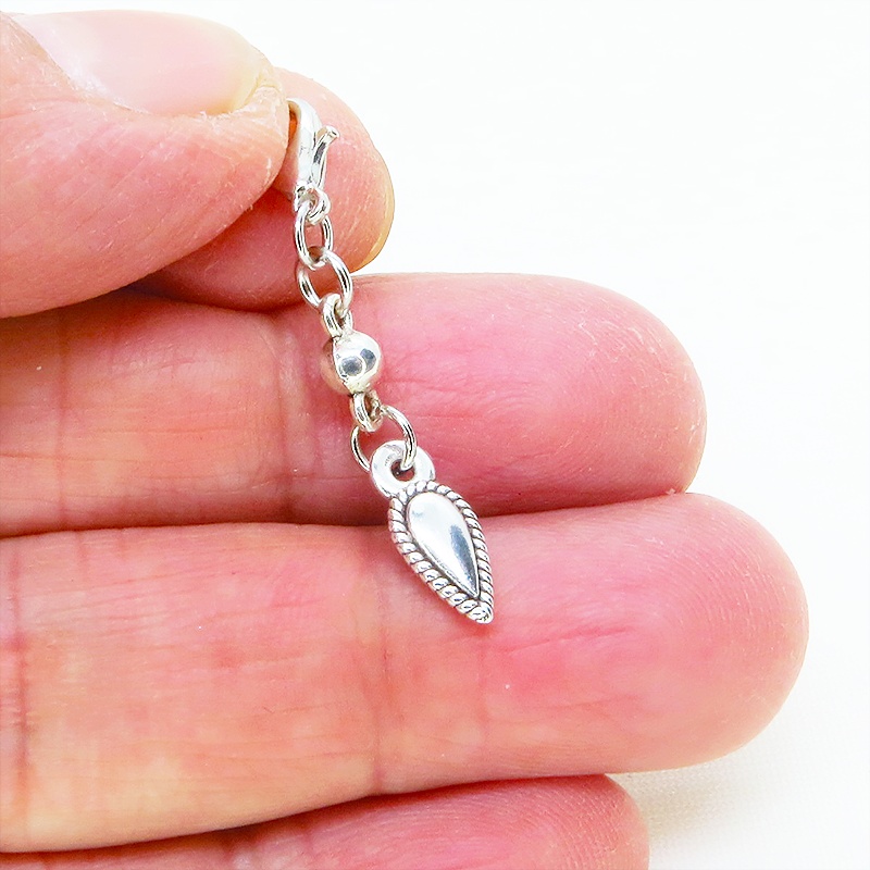 マスク・スマホチャーム アンティークシルバー リーフとメタルビーズのチャーム 金具変更可 ジャックピン追加可