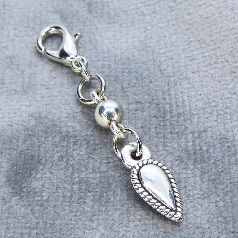 マスク・スマホチャーム アンティークシルバー リーフとメタルビーズのチャーム 金具変更可 ジャックピン追加可