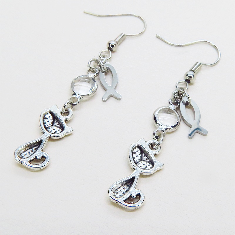 アンティークシルバー 猫と魚モチーフを組み合わせたコンパクトなピアス ラインストーン サージカル可