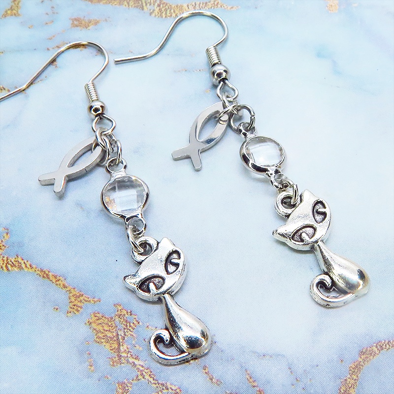 アンティークシルバー 猫と魚モチーフを組み合わせたコンパクトなピアス ラインストーン サージカル可