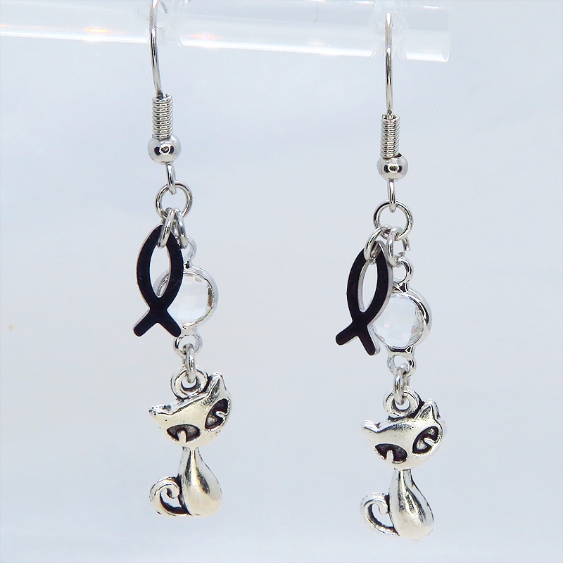 アンティークシルバー 猫と魚モチーフを組み合わせたコンパクトなピアス ラインストーン サージカル可