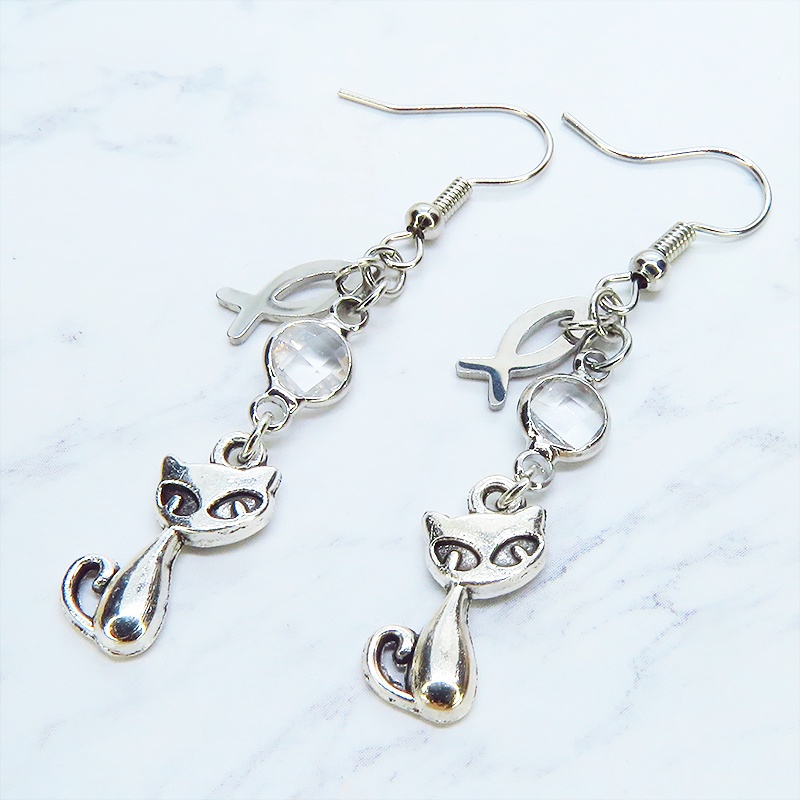 アンティークシルバー 猫と魚モチーフを組み合わせたコンパクトなピアス ラインストーン サージカル可