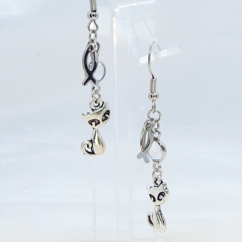 アンティークシルバー 猫と魚モチーフを組み合わせたコンパクトなピアス ラインストーン サージカル可