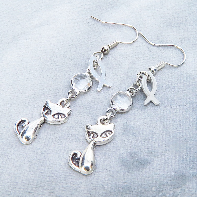 アンティークシルバー 猫と魚モチーフを組み合わせたコンパクトなピアス ラインストーン サージカル可