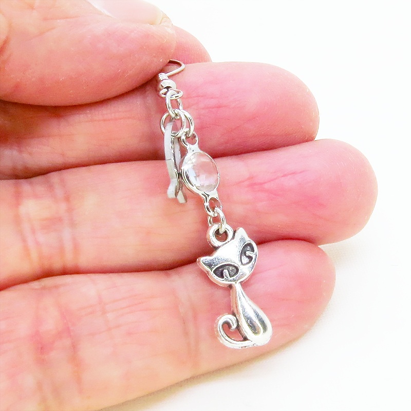アンティークシルバー 猫と魚モチーフを組み合わせたコンパクトなピアス ラインストーン サージカル可