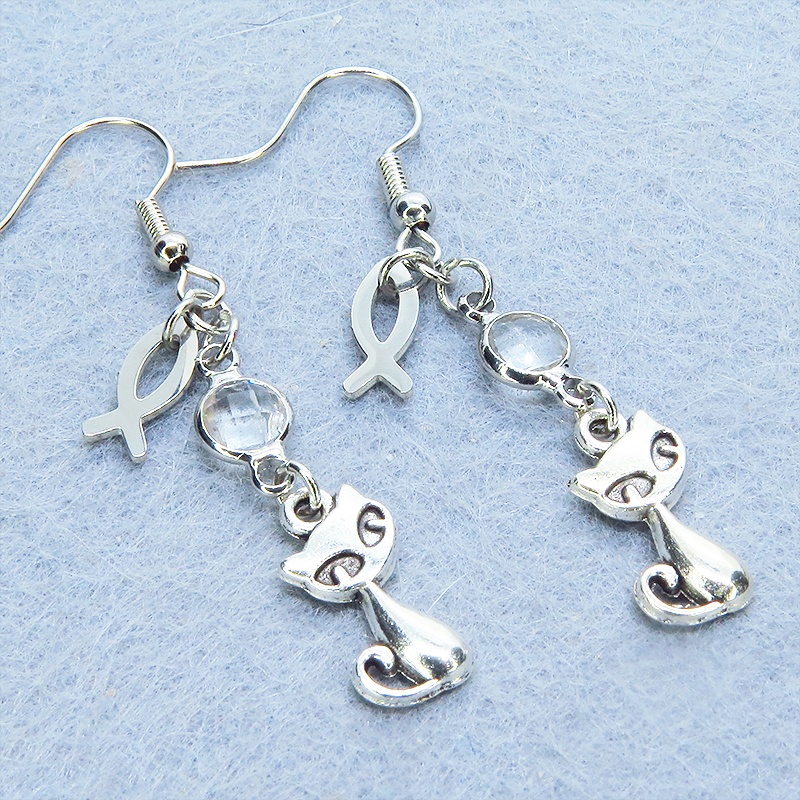 アンティークシルバー 猫と魚モチーフを組み合わせたコンパクトなピアス ラインストーン サージカル可