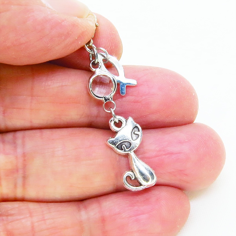 マスク・スマホチャーム アンティークシルバー 猫と魚のコンパクトなチャーム ラインストーン 金具変更可