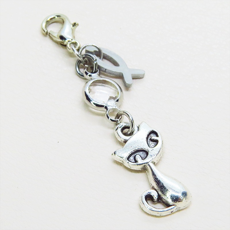 マスク・スマホチャーム アンティークシルバー 猫と魚のコンパクトなチャーム ラインストーン 金具変更可