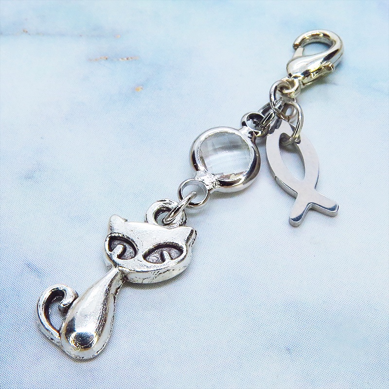 マスク・スマホチャーム アンティークシルバー 猫と魚のコンパクトなチャーム ラインストーン 金具変更可