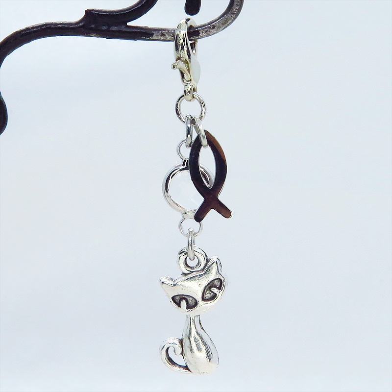 マスク・スマホチャーム アンティークシルバー 猫と魚のコンパクトなチャーム ラインストーン 金具変更可