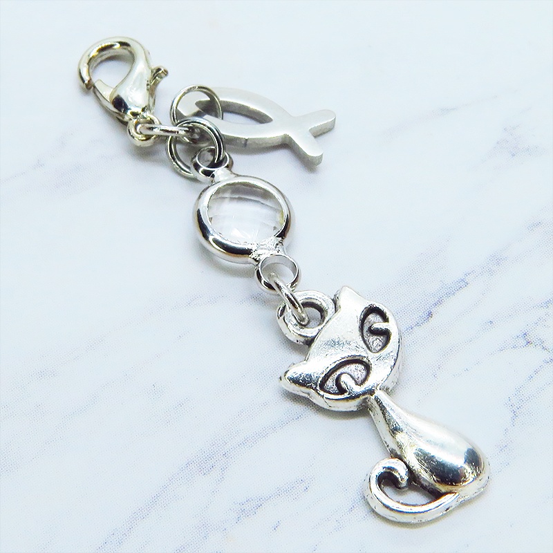 マスク・スマホチャーム アンティークシルバー 猫と魚のコンパクトなチャーム ラインストーン 金具変更可