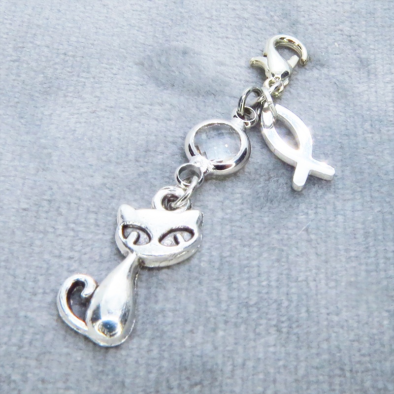 マスク・スマホチャーム アンティークシルバー 猫と魚のコンパクトなチャーム ラインストーン 金具変更可