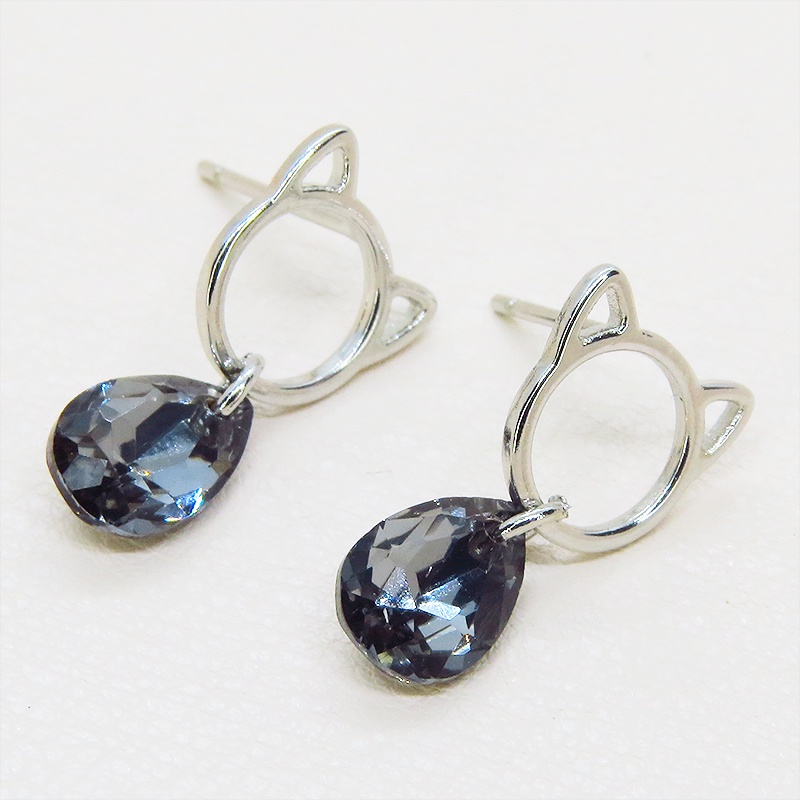 シルバー925 猫フェイスモチーフにスワロフスキーをつりさげたスタッドピアス ブラックダイヤモンド