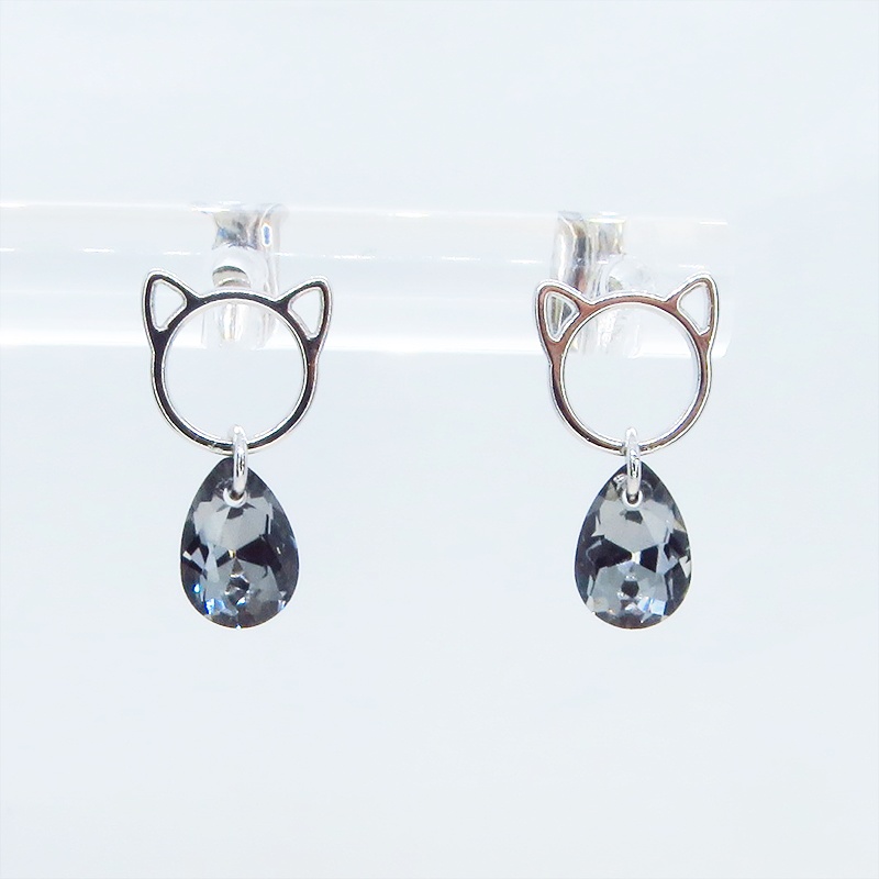 シルバー925 猫フェイスモチーフにスワロフスキーをつりさげたスタッドピアス ブラックダイヤモンド