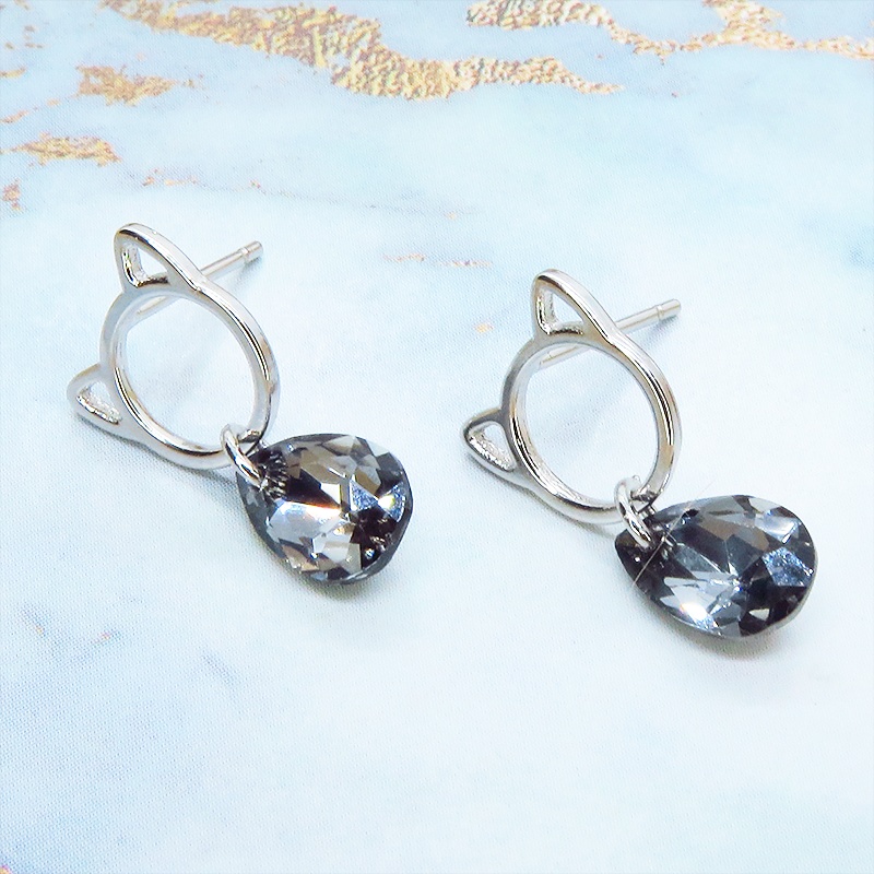 シルバー925 猫フェイスモチーフにスワロフスキーをつりさげたスタッドピアス ブラックダイヤモンド