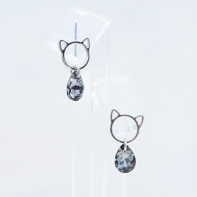 シルバー925 猫フェイスモチーフにスワロフスキーをつりさげたスタッドピアス ブラックダイヤモンド
