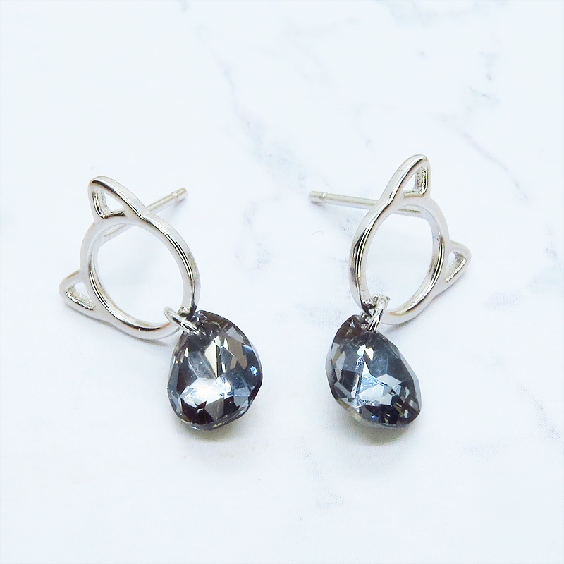 シルバー925 猫フェイスモチーフにスワロフスキーをつりさげたスタッドピアス ブラックダイヤモンド