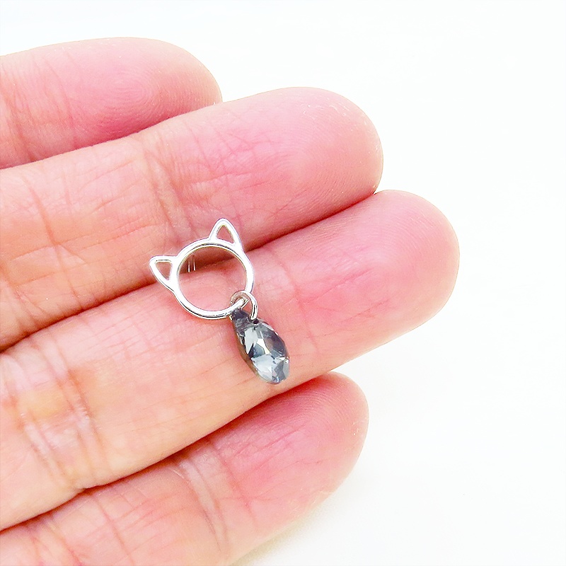 シルバー925 猫フェイスモチーフにスワロフスキーをつりさげたスタッドピアス ブラックダイヤモンド