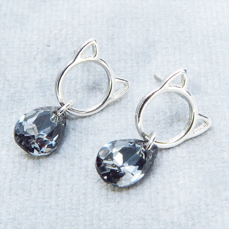 シルバー925 猫フェイスモチーフにスワロフスキーをつりさげたスタッドピアス ブラックダイヤモンド