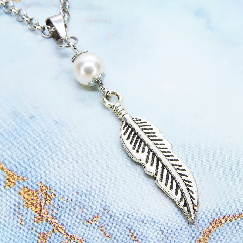 アンティークシルバー リーフとスワロフスキーパールをつなげたコンパクトなネックレス 長さ調整可 ステンレス可