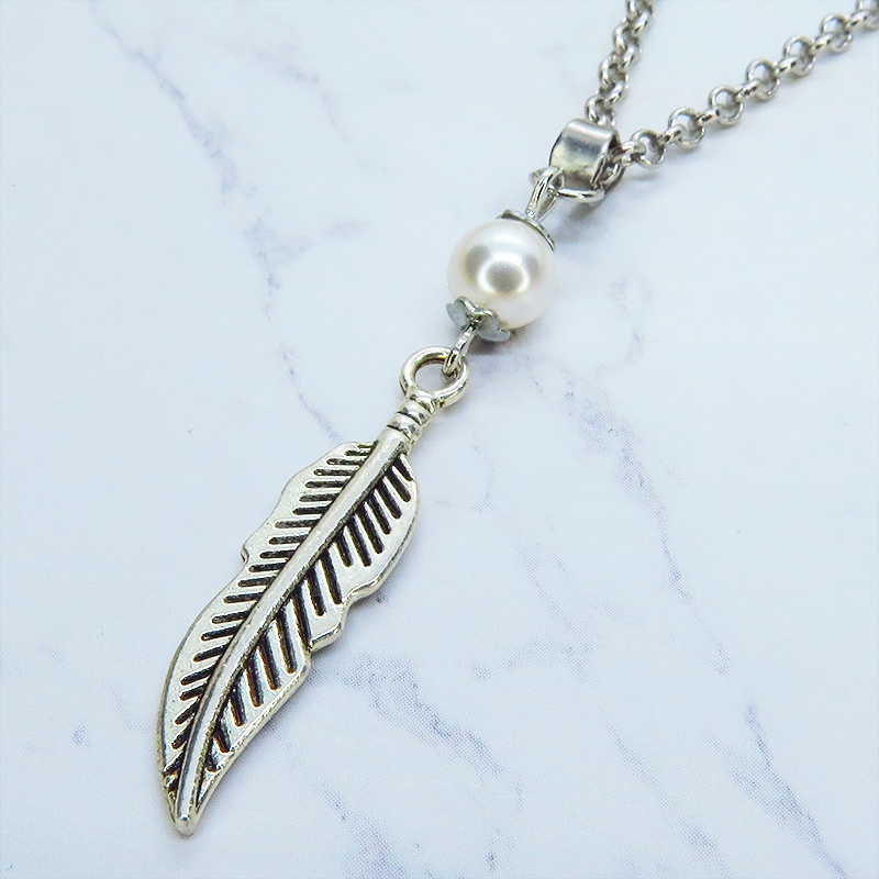 アンティークシルバー リーフとスワロフスキーパールをつなげたコンパクトなネックレス 長さ調整可 ステンレス可