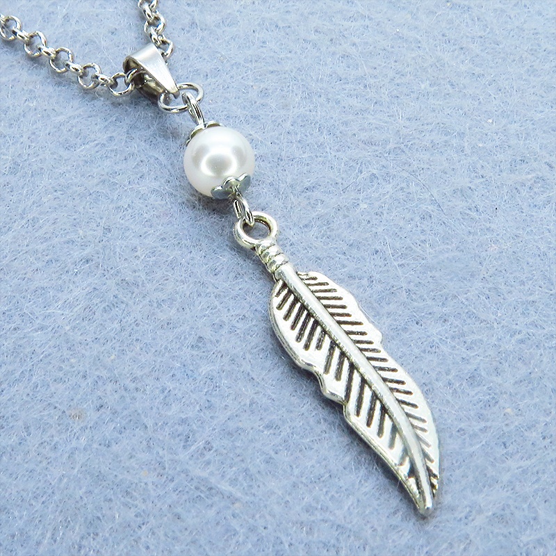 アンティークシルバー リーフとスワロフスキーパールをつなげたコンパクトなネックレス 長さ調整可 ステンレス可