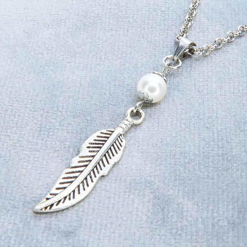 アンティークシルバー リーフとスワロフスキーパールをつなげたコンパクトなネックレス 長さ調整可 ステンレス可