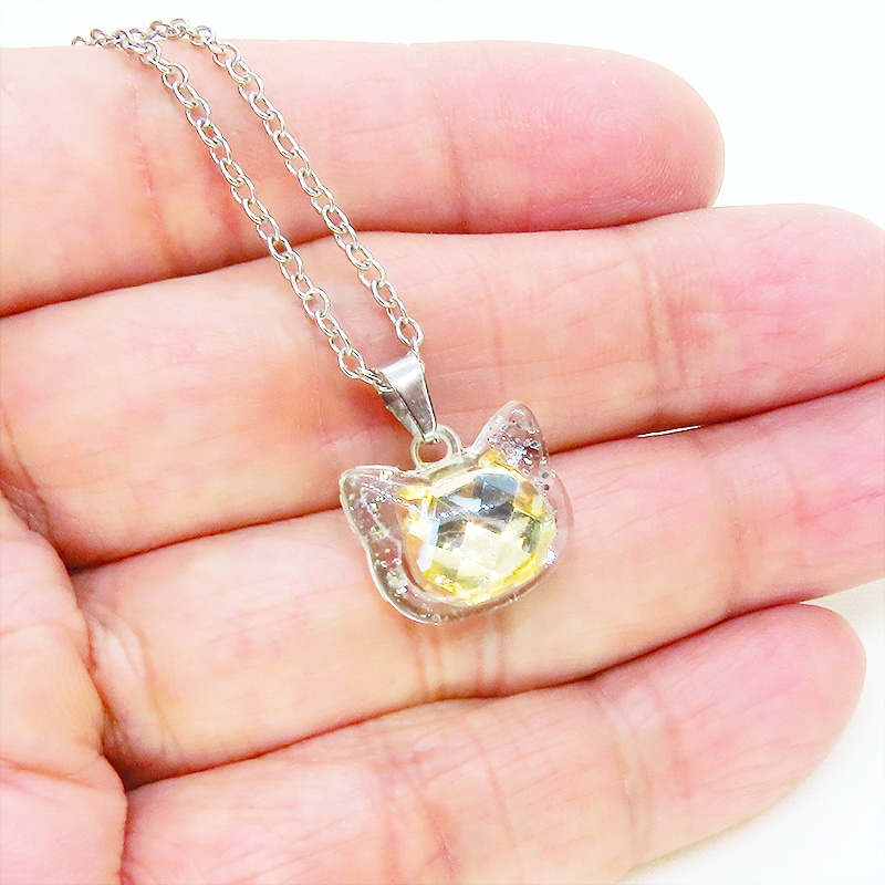 シルバーカラー 猫フェイスモチーフのシャンパンカラークリスタルのペンダントネックレス レジン 長さ調整可 ステンレス可