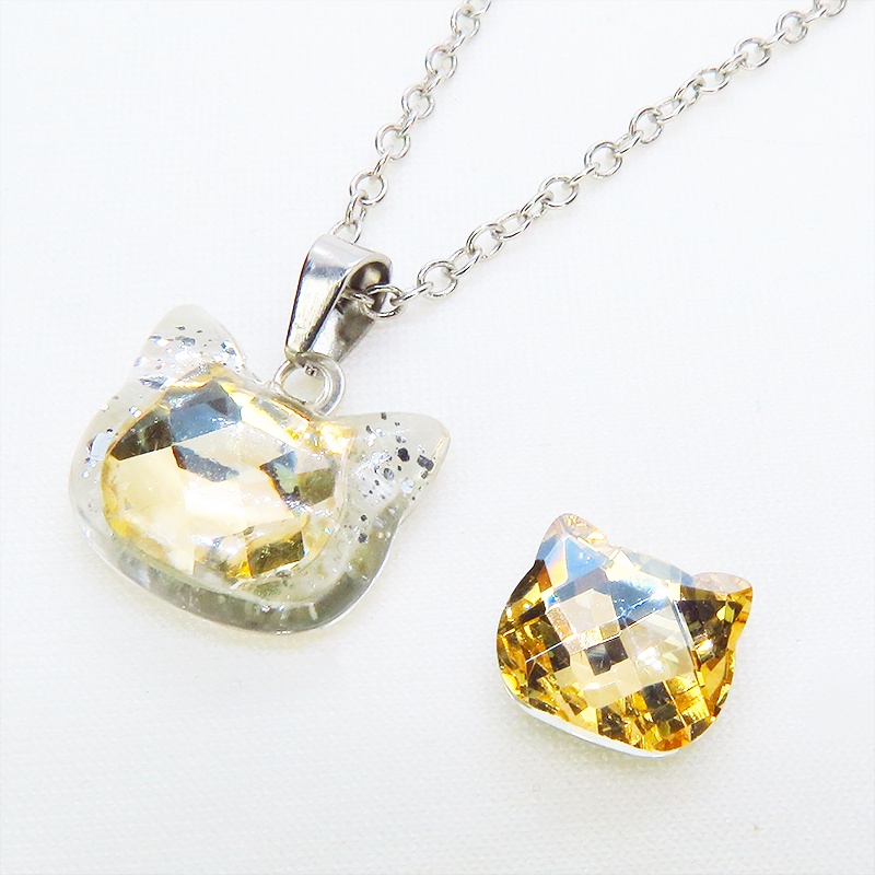 シルバーカラー 猫フェイスモチーフのシャンパンカラークリスタルのペンダントネックレス レジン 長さ調整可 ステンレス可