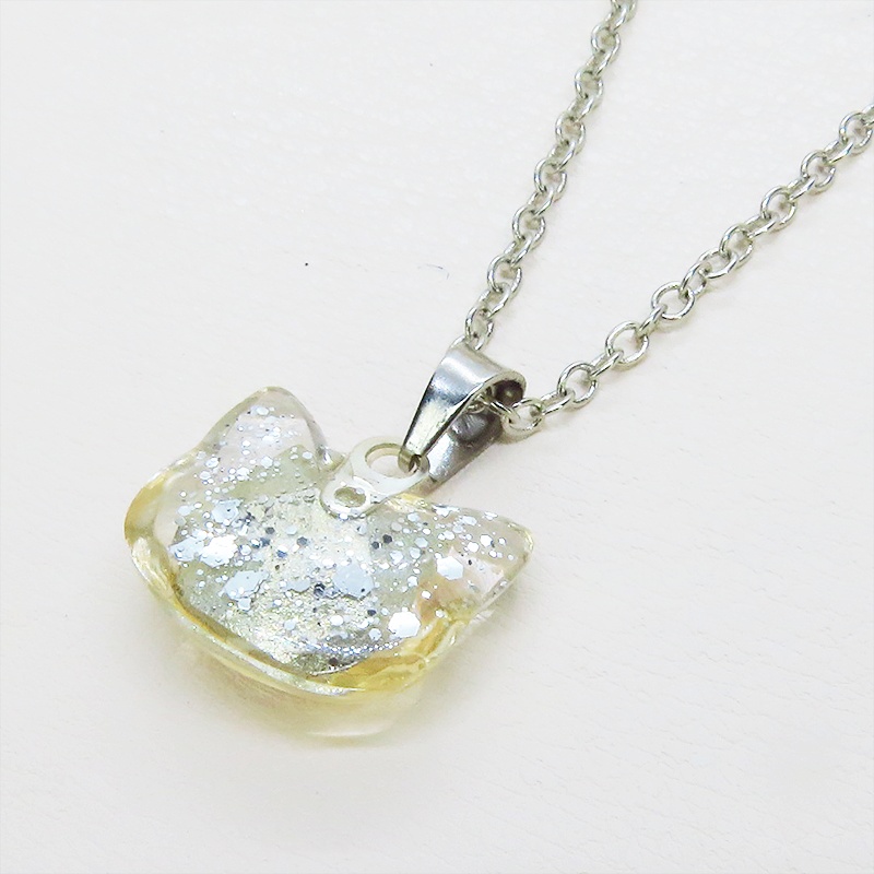 シルバーカラー 猫フェイスモチーフのシャンパンカラークリスタルのペンダントネックレス レジン 長さ調整可 ステンレス可