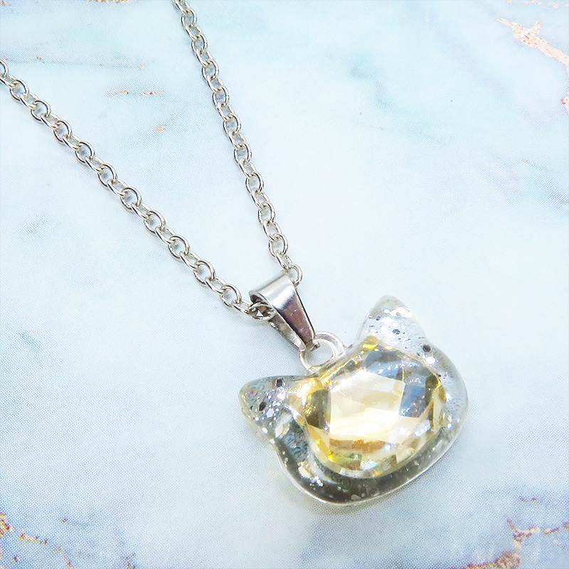 シルバーカラー 猫フェイスモチーフのシャンパンカラークリスタルのペンダントネックレス レジン 長さ調整可 ステンレス可